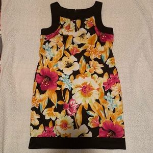 Sleeveless floral dress with pockets!!